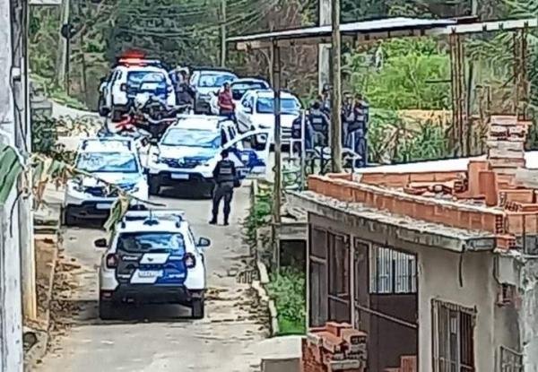 Motociclista armado bate em viatura da PM e foge em Cariacica