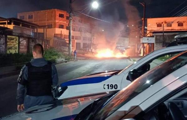 Ônibus é incendiado e nove são depredados em protesto contra morte de jovem em Cariacica